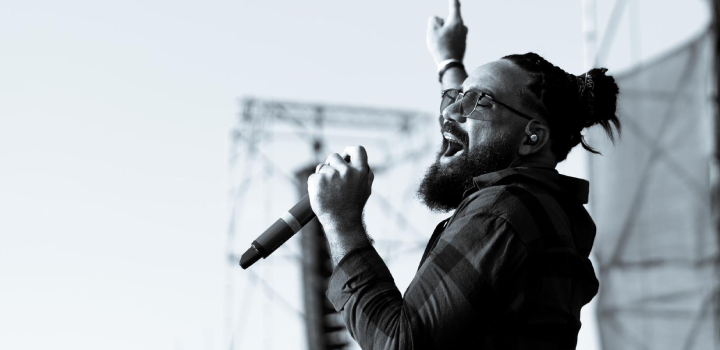 Jhonny Salvação cantando na maior Marcha Para Jesus da Venezuela. Foto: Divulgação.