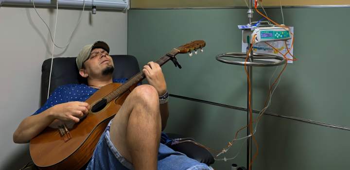 O cantor Dadai durante sessão de quimioterapia. Foto: Diana Baracho.