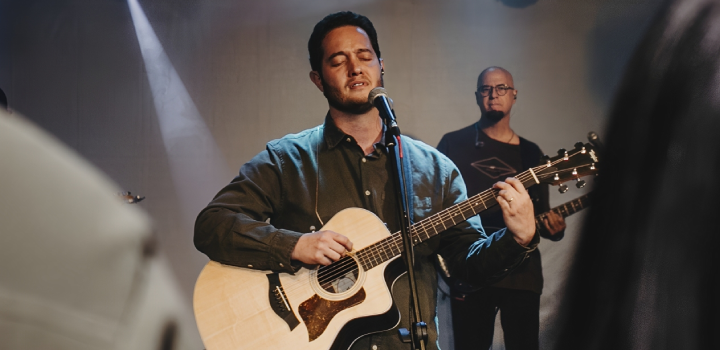 O cantor e pastor Lucas Brondi. Foto: Divulgação.