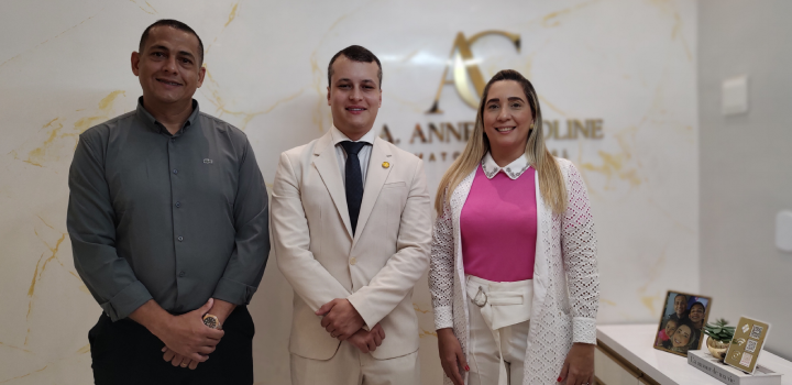 O presidente da ASSOF CE, Capitão Falcão e os proprietários do Complexo Medfísio. Foto: ASSOF CE.