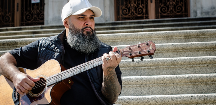 O cantor Vitor Teixeira. Foto Pâmela Michele.