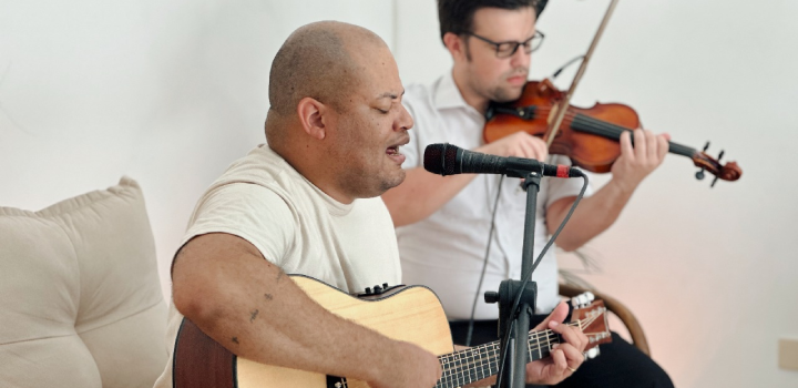O cantor Gabriel Augusto. Foto: Heyshila Sales Fotografia.