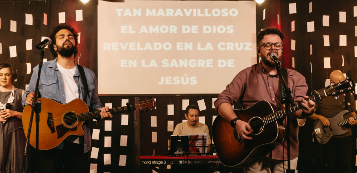 Os cantores Carlinhos Falsetti e Rapha Sousas. Foto: Divulgação.