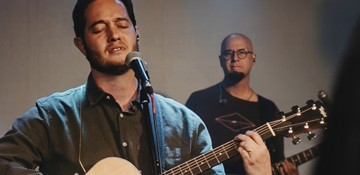 O cantor e pastor Lucas Brondi. Foto Bianca Miraglia.