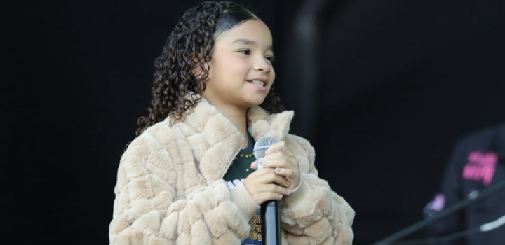 A cantora Maria Pita cantando na Marcha pra Jesus de São Paulo. Foto: Divulgação.