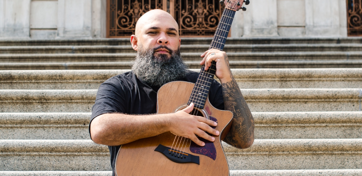 O cantor Vitor Teixeira. Foto Pâmela Michele.