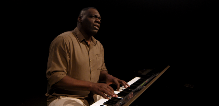 O cantor e compositor Charles Martins. Foto: Divulgação.