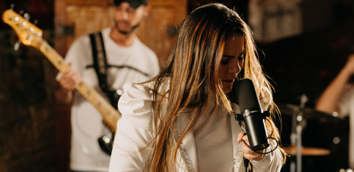 A pastora e cantora Simony Salino, vocalista do Tempero do Céu. Foto: Divulgação.