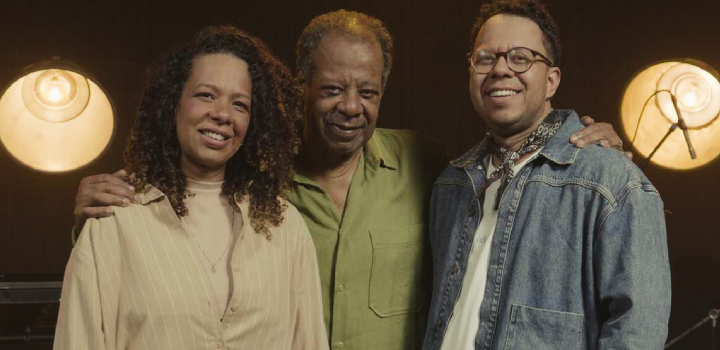 O cantor gospel Rodrigo de Campos, seu pai, Adhemar de Campos, e sua irmã, Mari Campos. Foto: Garagem 133.