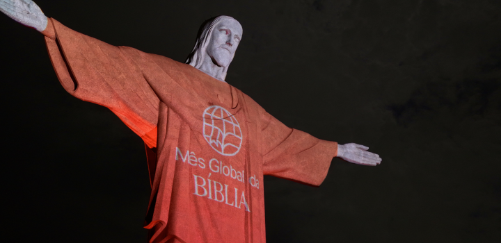 Projeção da YouVersion no Cristo Redentor. Foto: Divulgação.