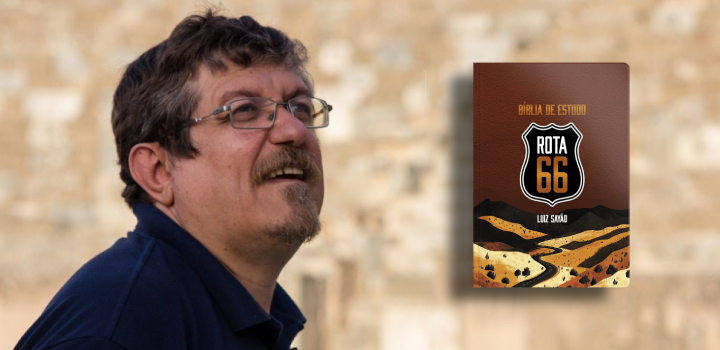 O pastor Luiz Sayão e a Bíblia Rota 66. Foto: Divulgação.