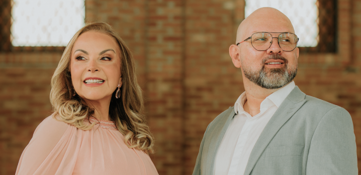 O cantor Jônatas Ambrozio e a cantora Cristina Mel. Foto: Divulgação.